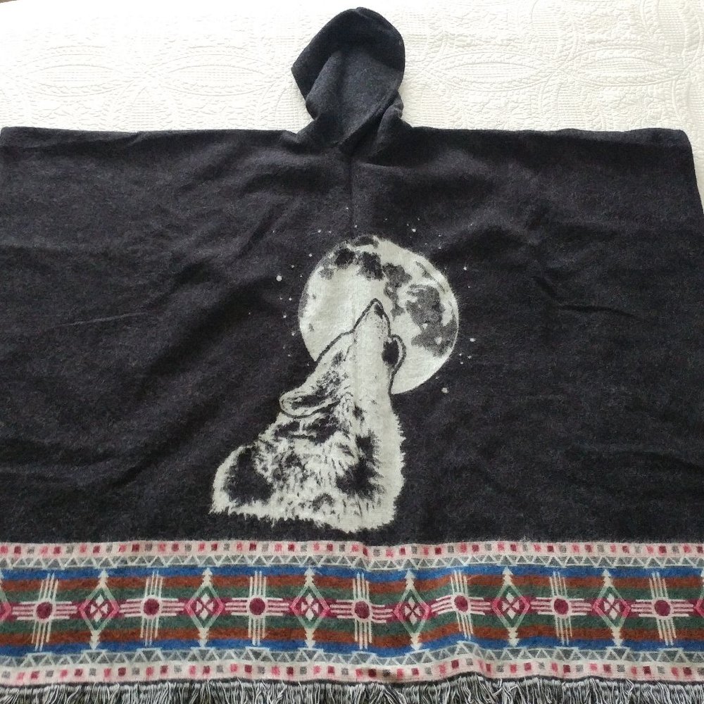 HANDMADE ALPACA WOOL REVERSIBLE HOWLING WOLF HOODED PONCHO - Picture 2 of 6
